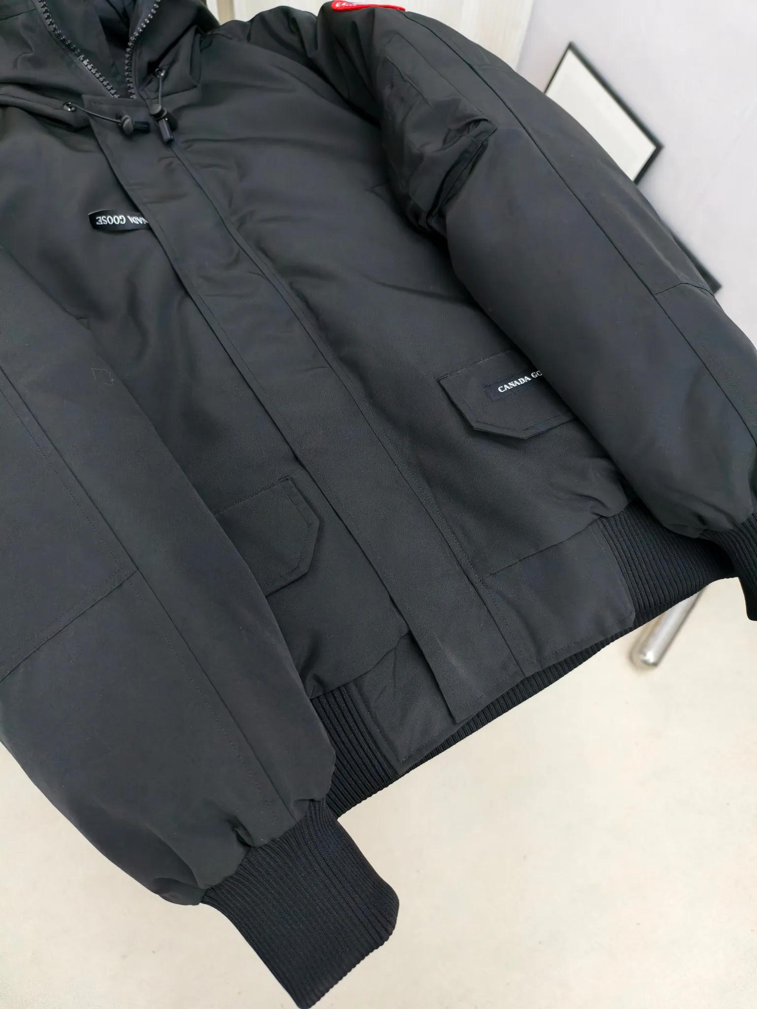 P720 ————2050M model/new 01 model (high version) Canada goose Canada Goose Chilliwack bomber jacket is one of our popular styles. The upgraded version adopts streamlined hood details and improved trimmings. The Chilliwack bomber jacket was originally designed for pilots in the post-war no-man's land in northern Canada. It is durable, warm and easy to move. The inside is filled with white duck down, which has higher thermal insulation performance. Chilliwack's iconic style, enduring popularity, is a popular jacket from Canada Goose. Customize your parka with our variety of interchangeable hood trim accessories to extend the coverage of your hood. Hip-length, the bomber jacket's knitted cuffs and hem are mid-length for freedom of movement. Rib knit cuffs and hem improve fit and seal in heat.  2050M is an upgraded version of the old version 01. Color: black, gray, off-white, navy. Size: XS-2XL